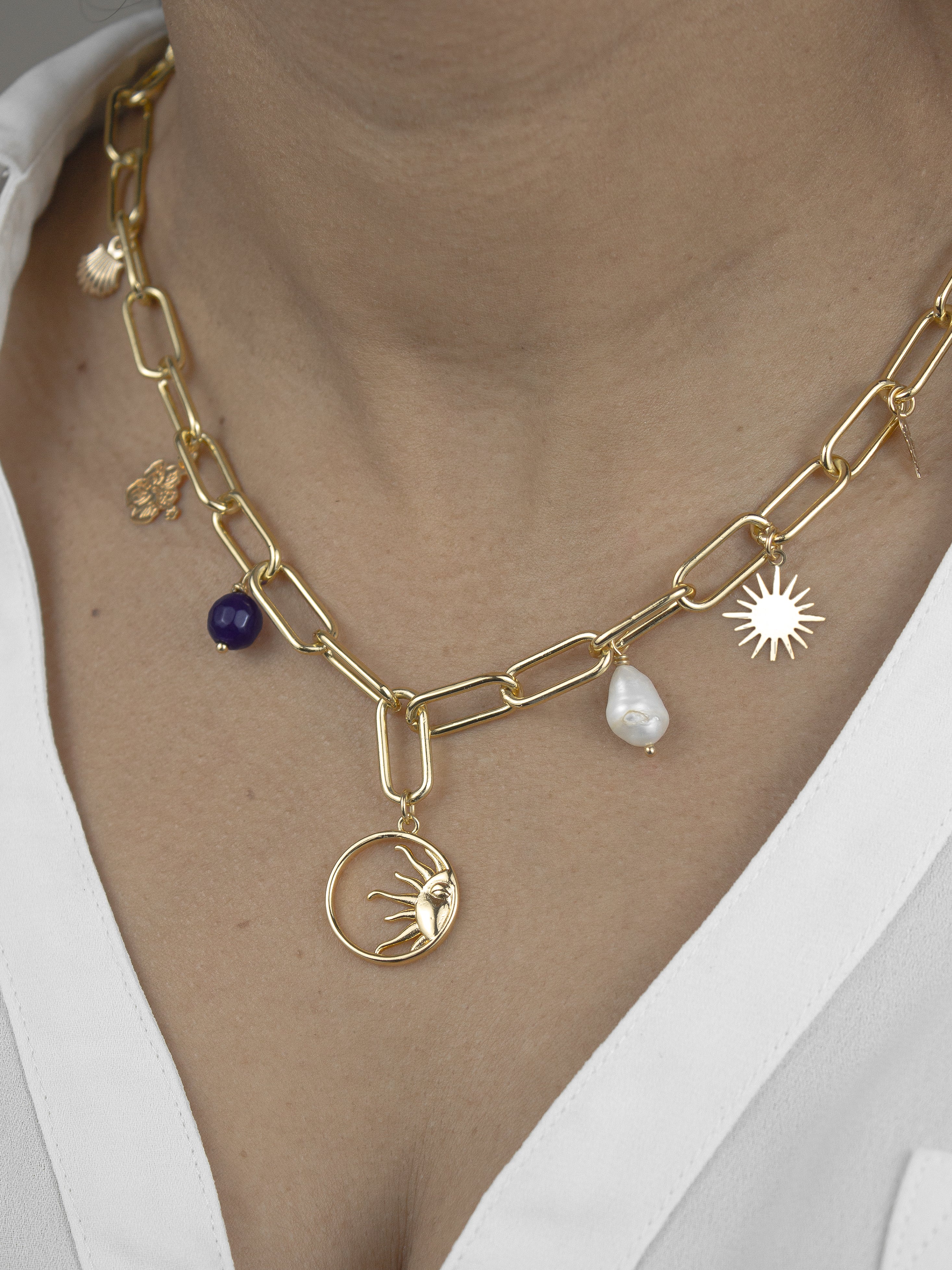 Collar con dijes variados