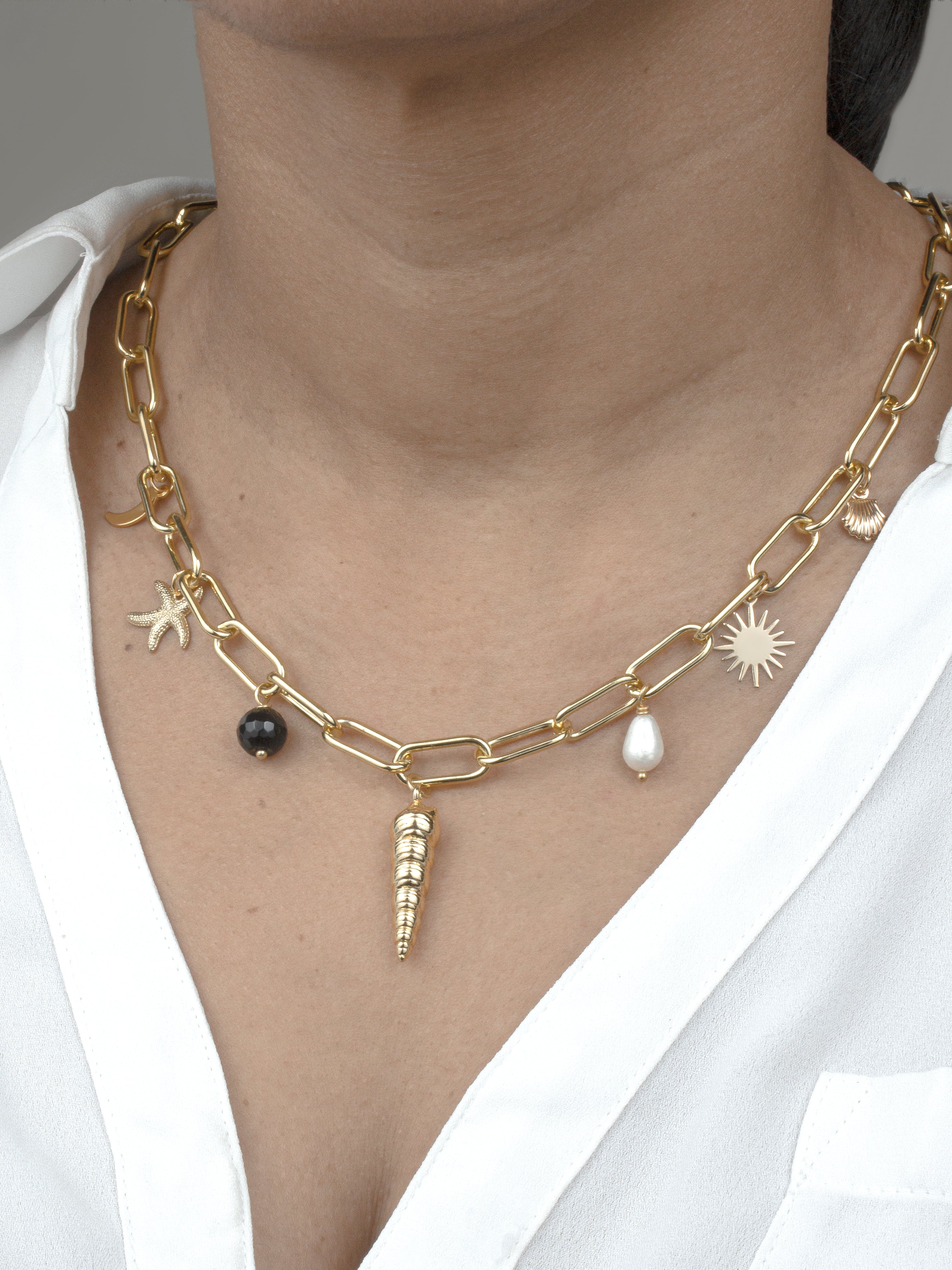 Collar con dijes variados