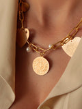 Collar dorado de eslabones con dijes en el cuello