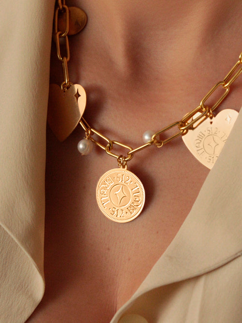 Collar dorado de eslabones con dijes en el cuello