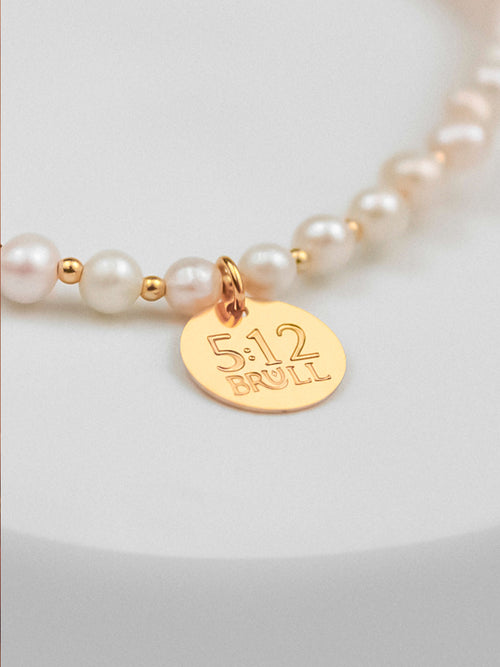 Collar de perlas con dije grabado