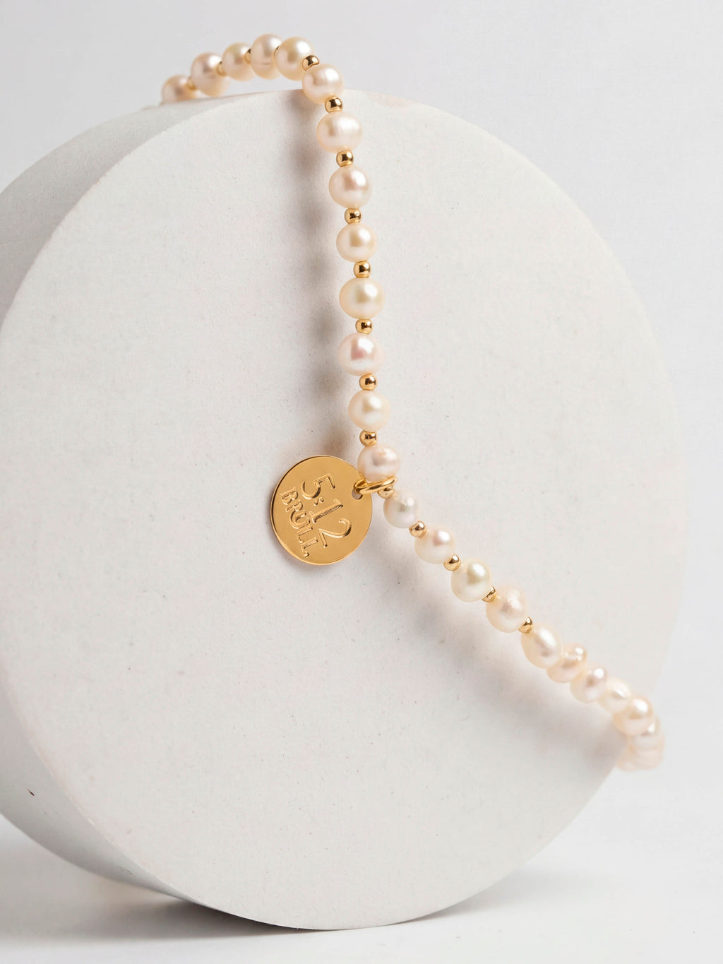 Collar de perlas con dije grabado