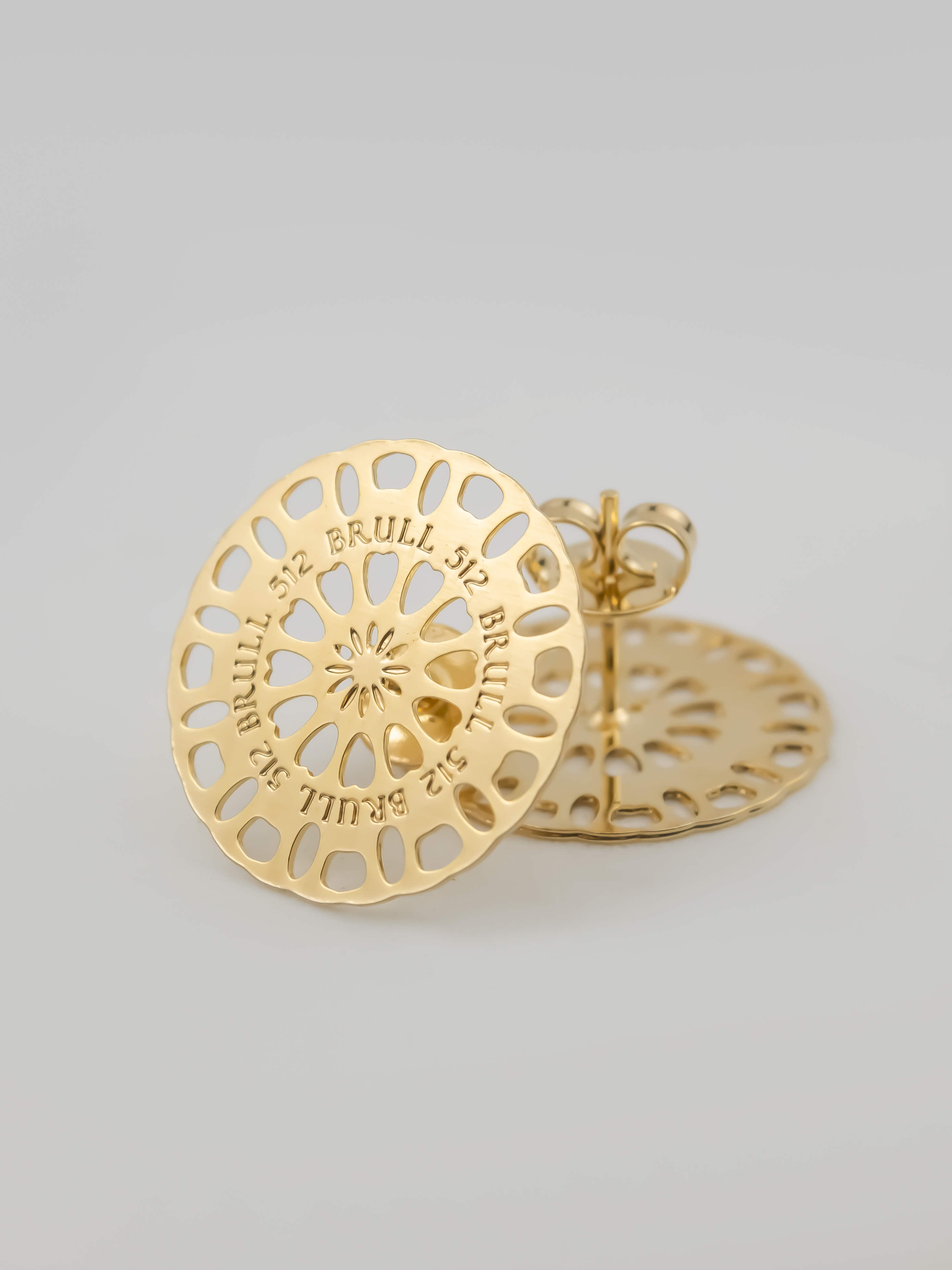 Zarcillos dorados con grabado y perforaciones estilo mandala